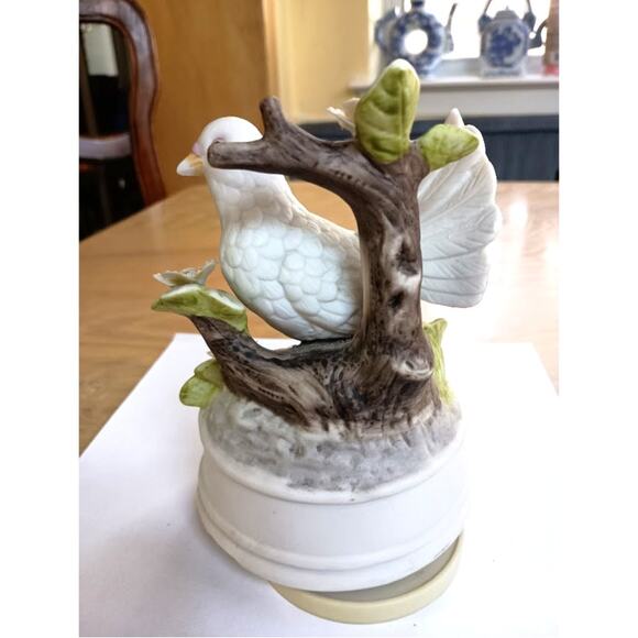 VTG  ROYAL CROWN PORCELAIN WHITE DOVE BIRD SITS ON BRANCH MUSICAL 6” - Picture 4 of 7